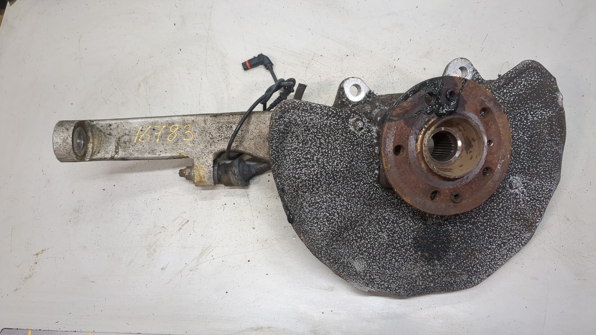 Кулак поворотный передний левый