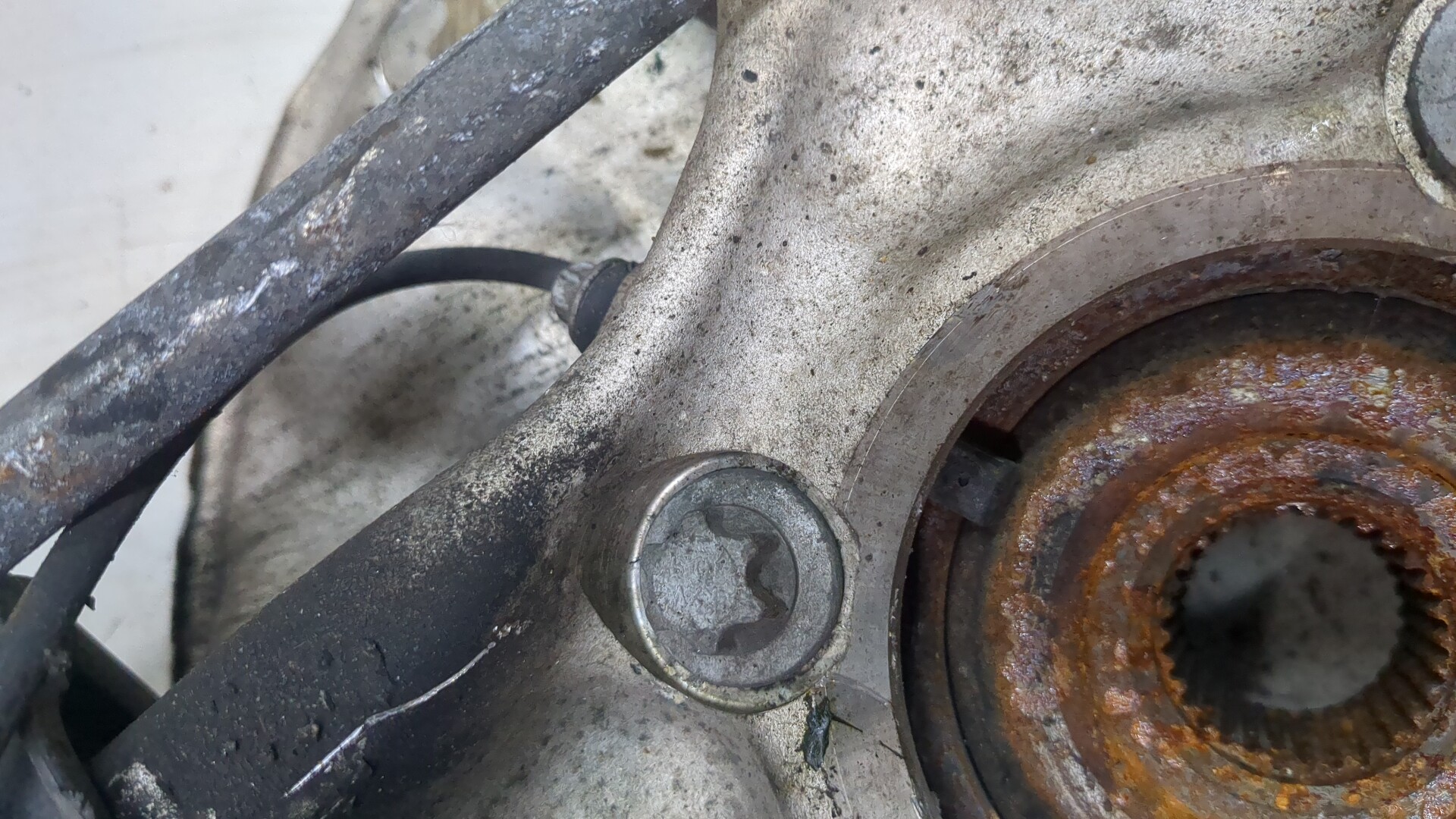 Кулак поворотный передний левый