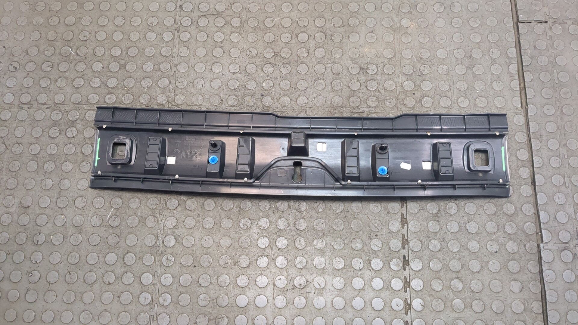 Обшивка багажника