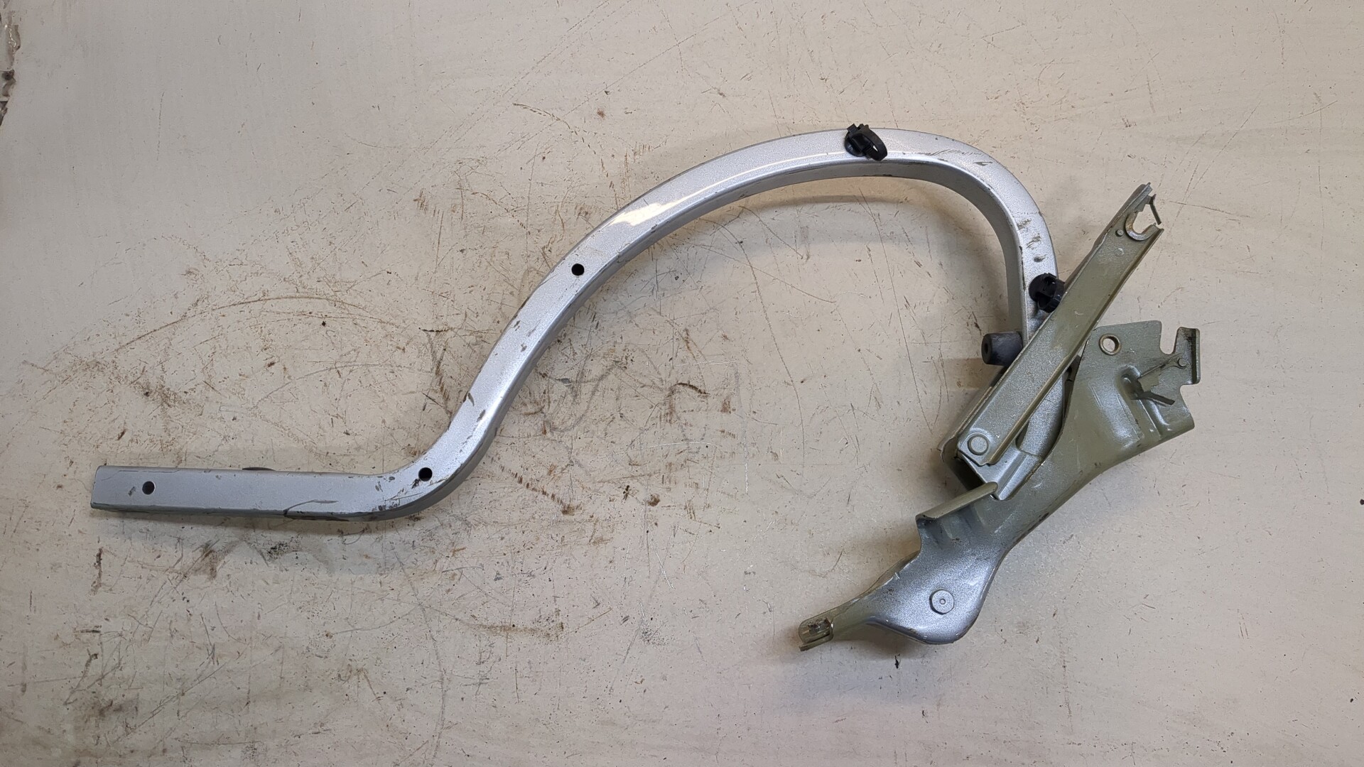 Петля крышки багажника