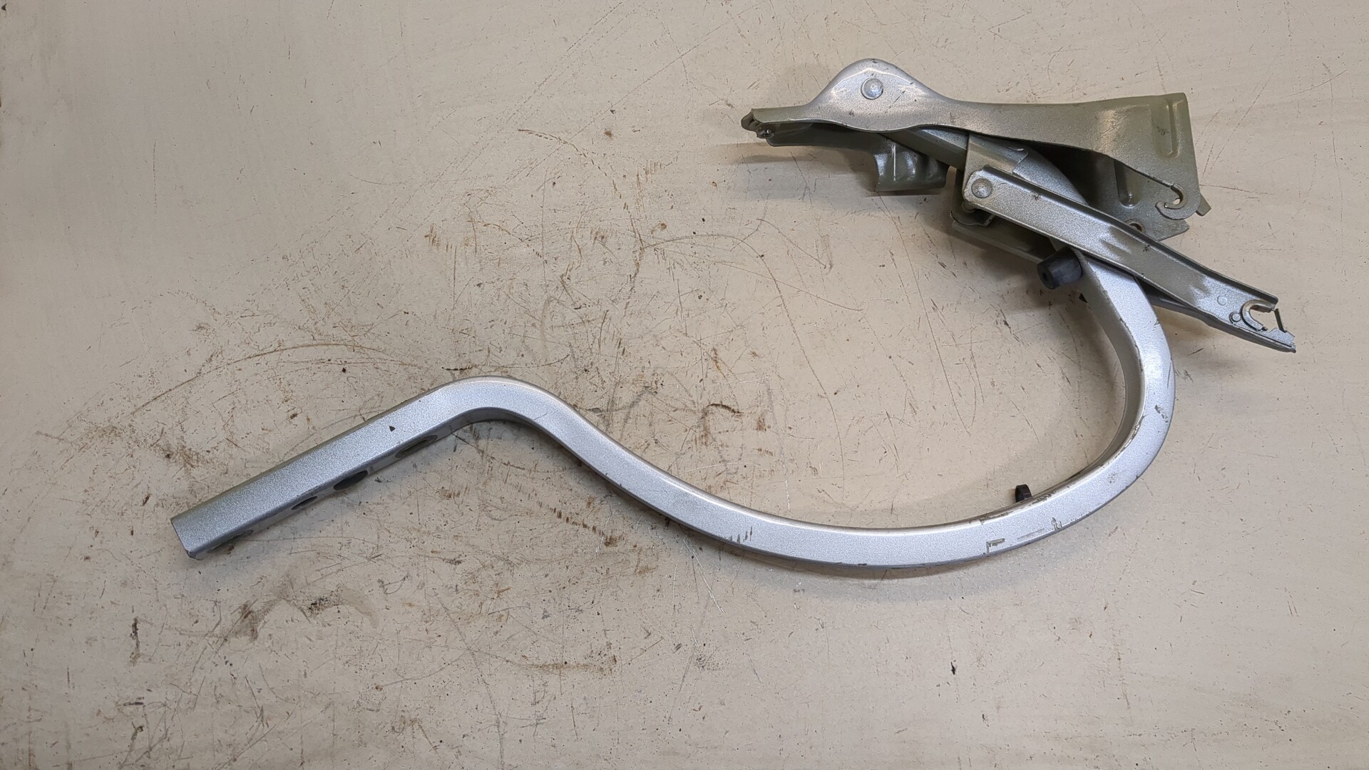 Петля крышки багажника