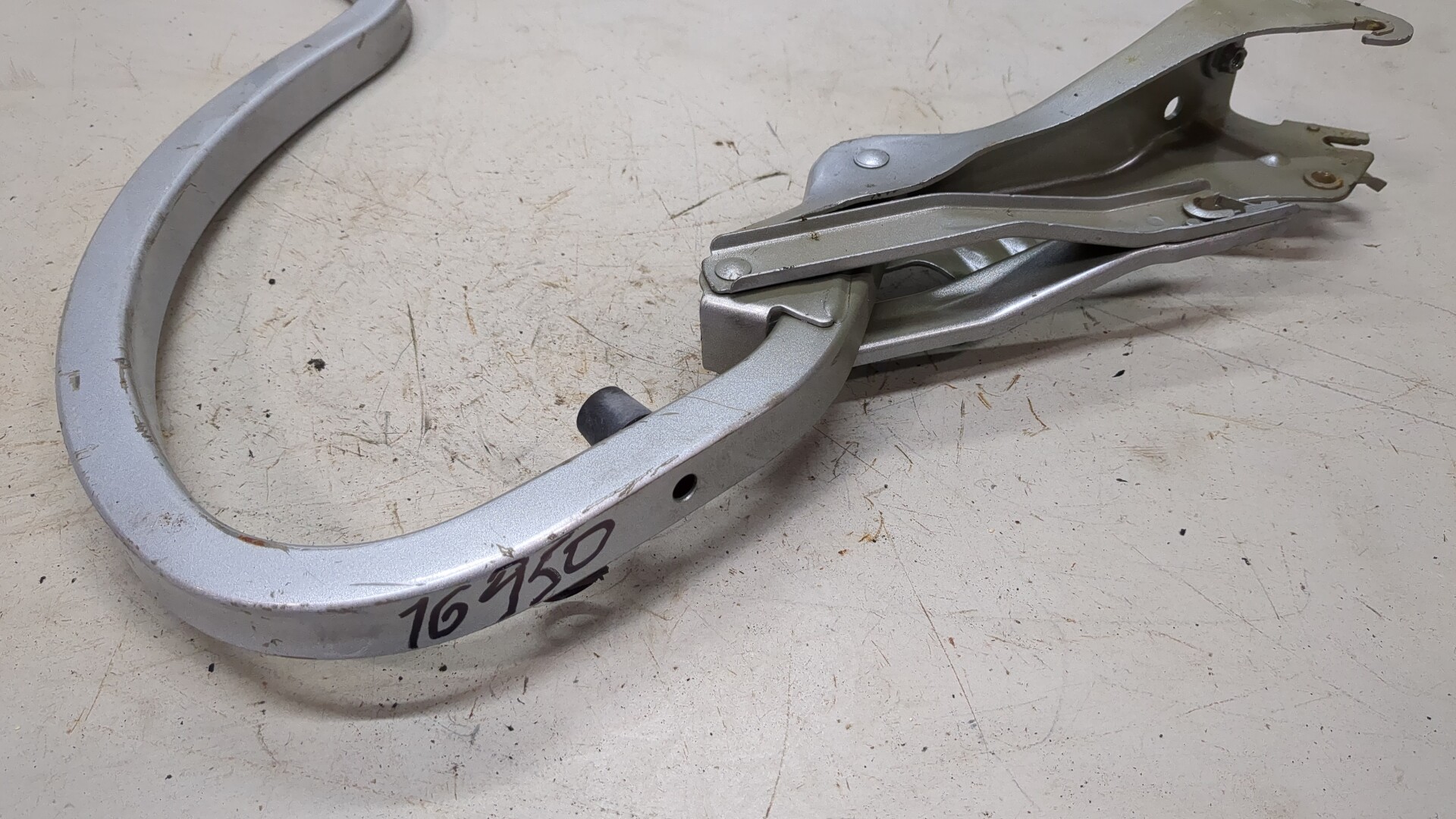 Петля крышки багажника