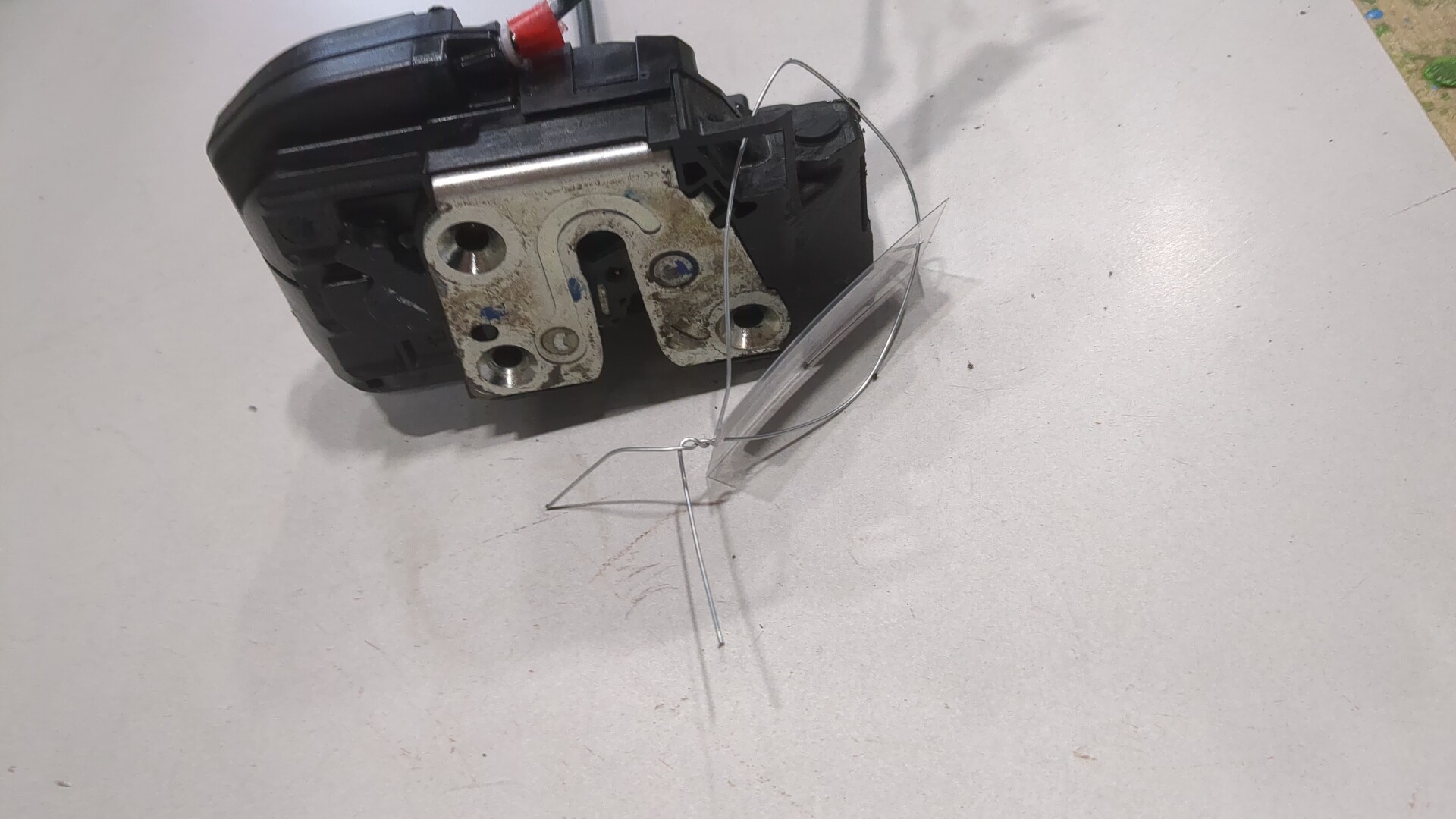 Замок двери задней левой