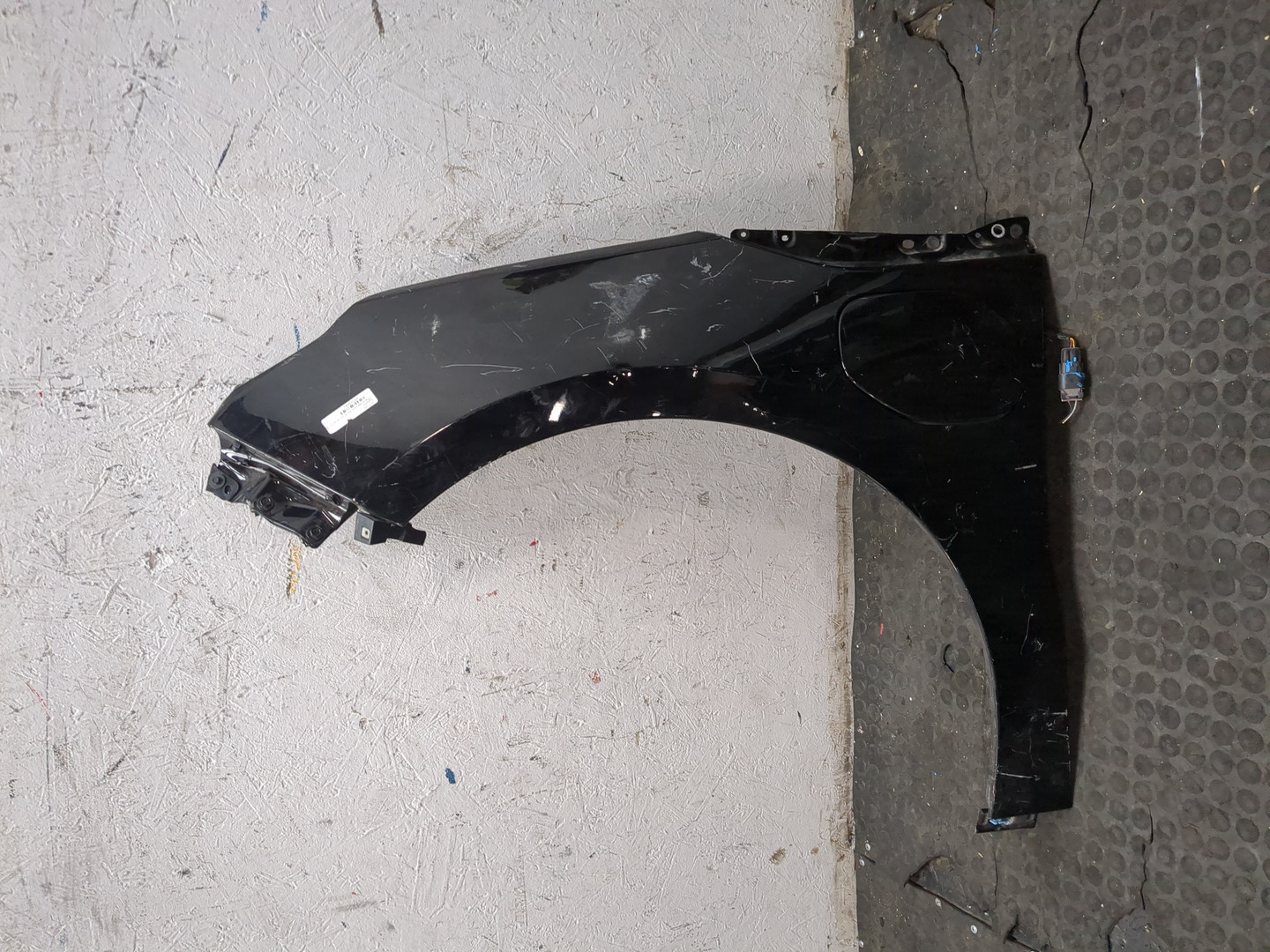 Крыло переднее левое