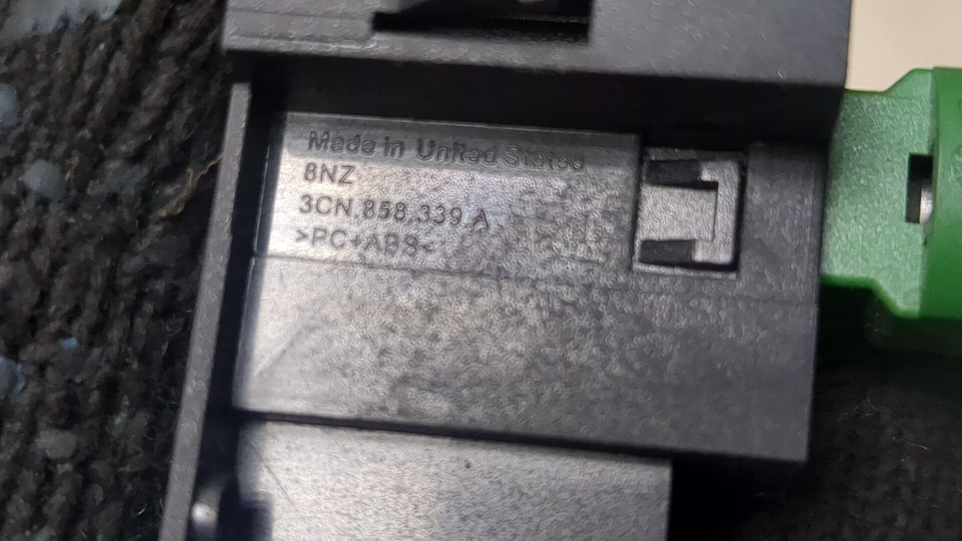 Гнездо AUX / USB IN