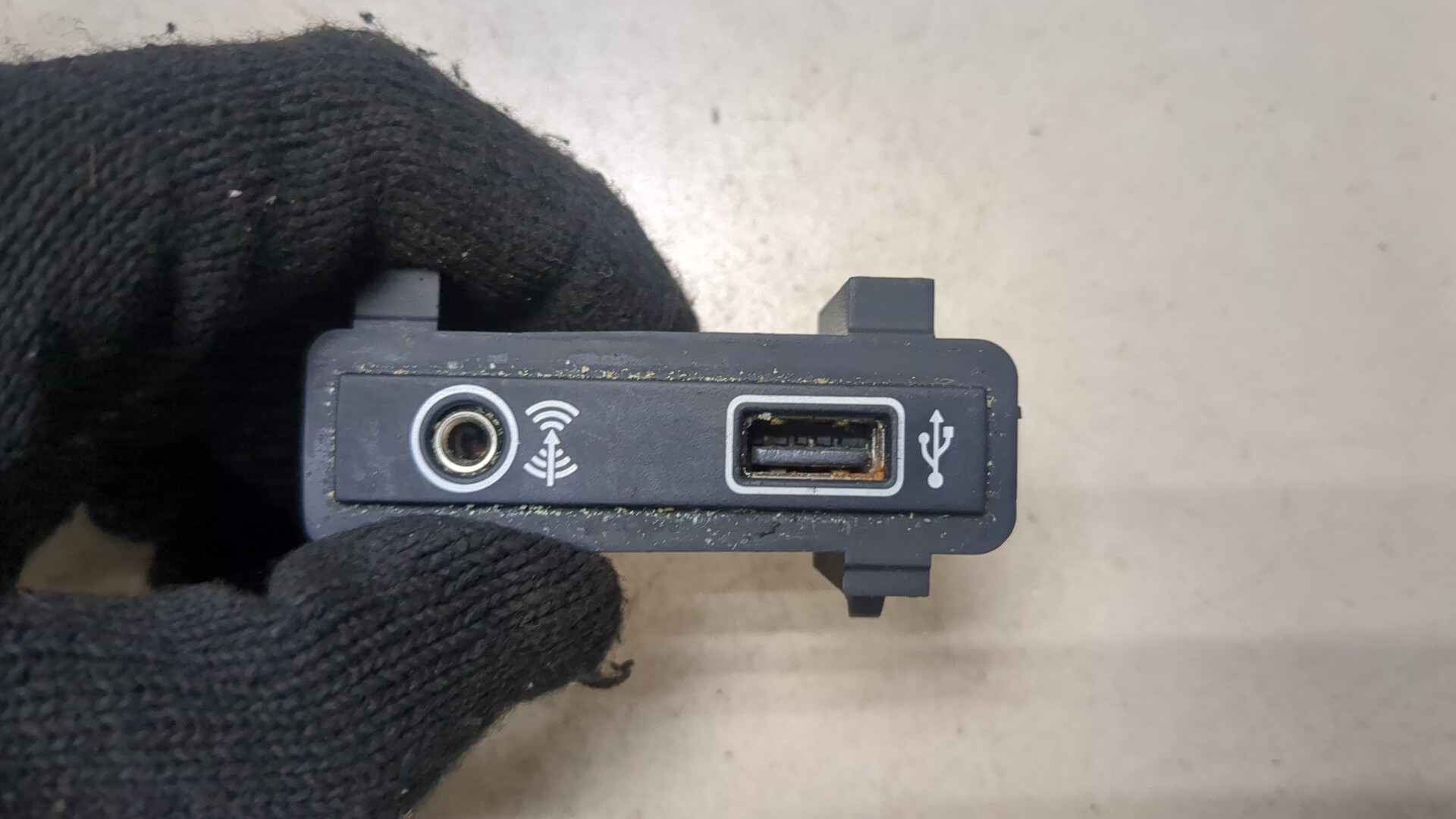Гнездо AUX / USB IN