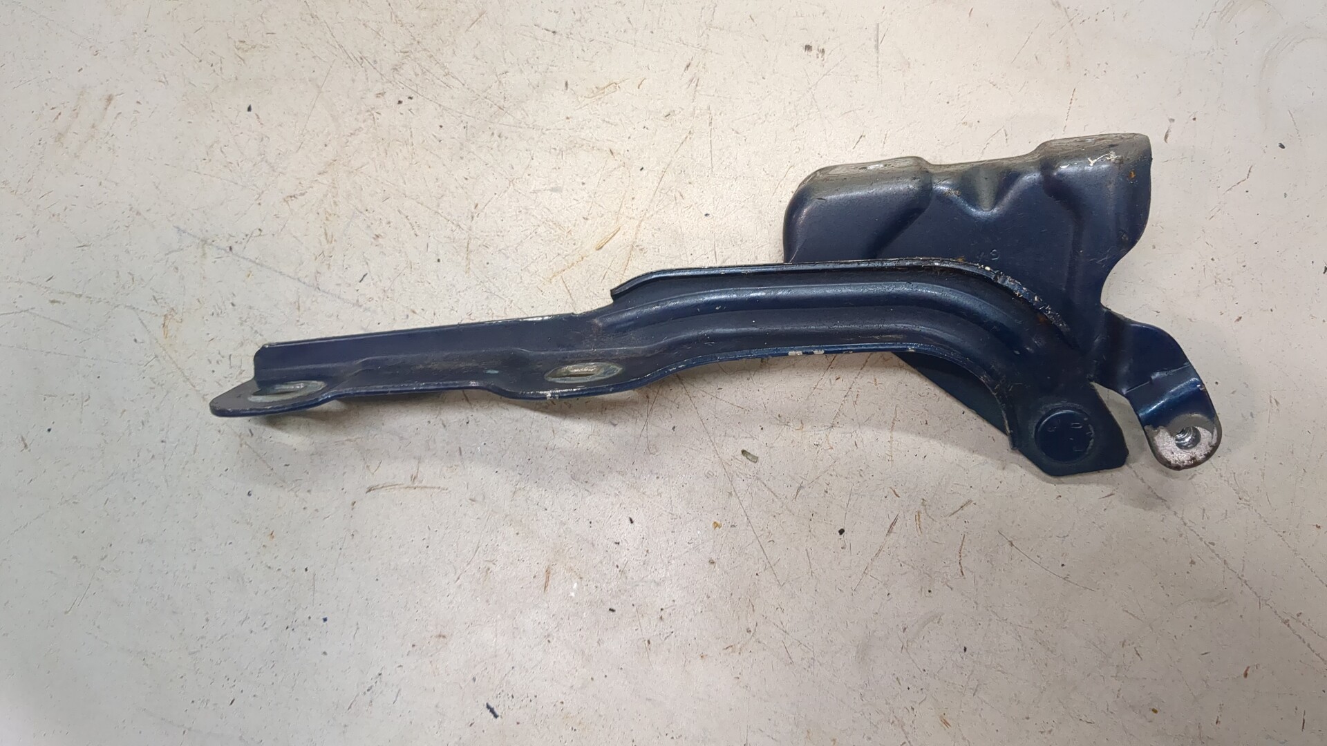 Петля капота левая