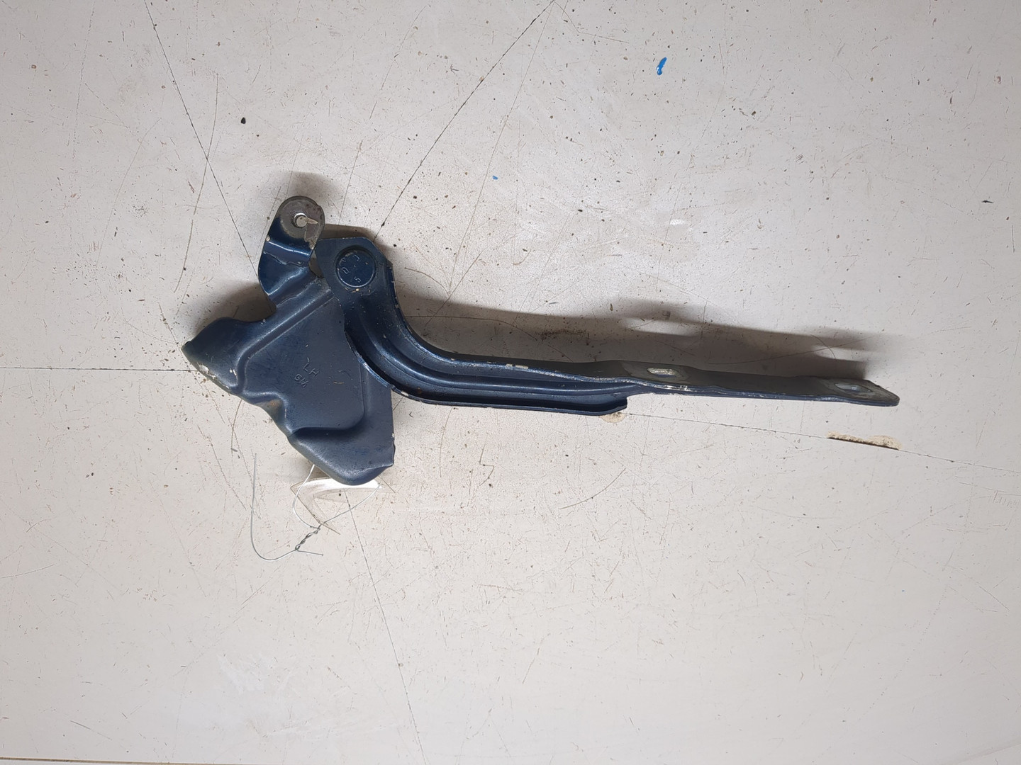 Петля капота левая