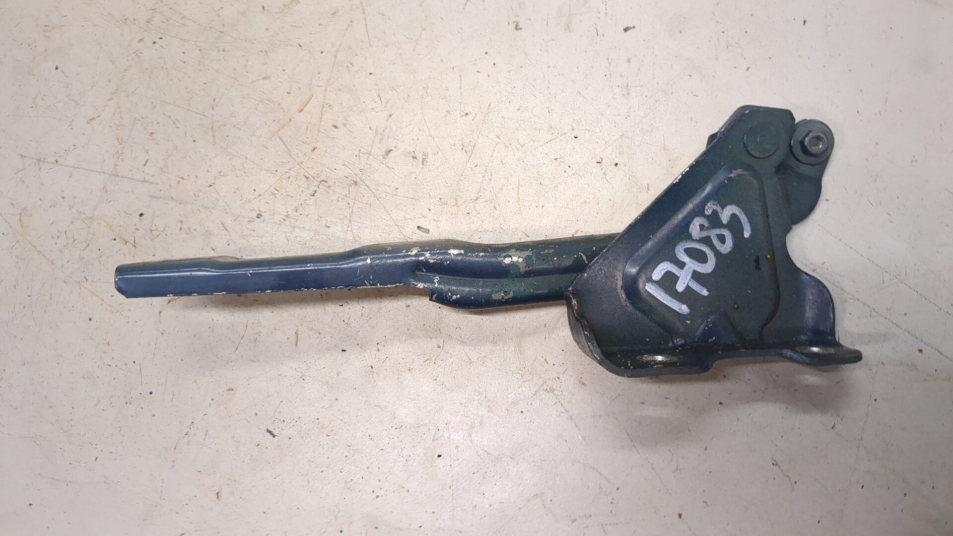 Петля капота левая