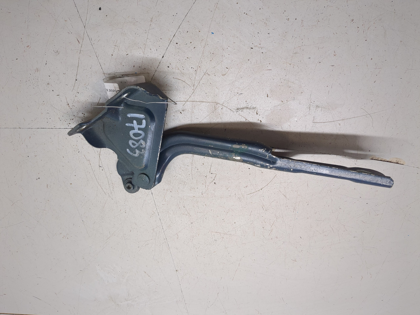 Петля капота левая