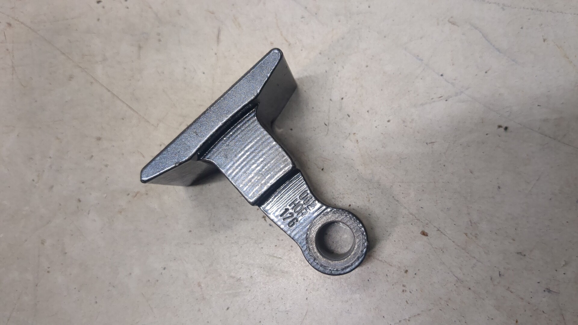 Петля двери