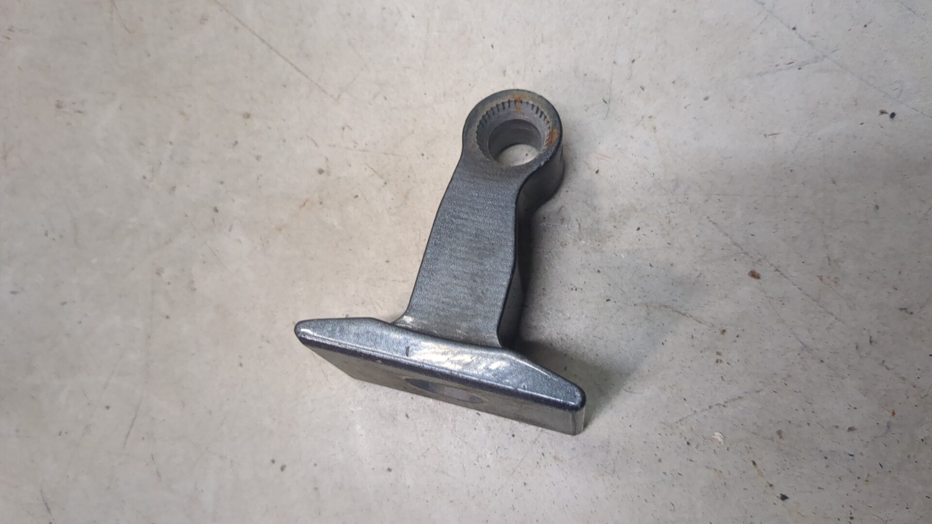 Петля двери