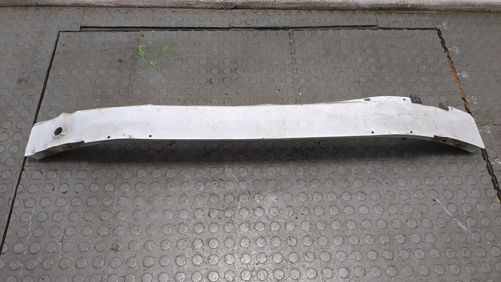 Усилитель переднего бампера