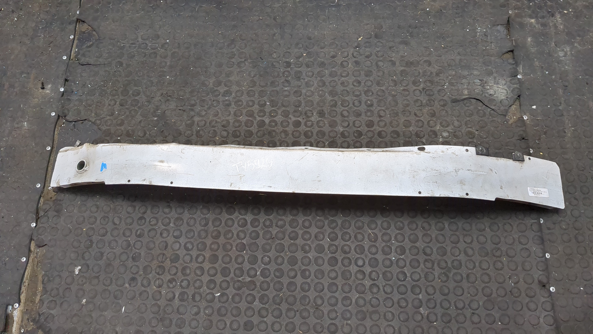 Усилитель переднего бампера