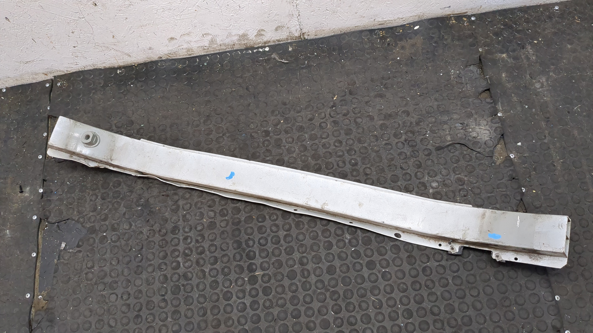 Усилитель переднего бампера