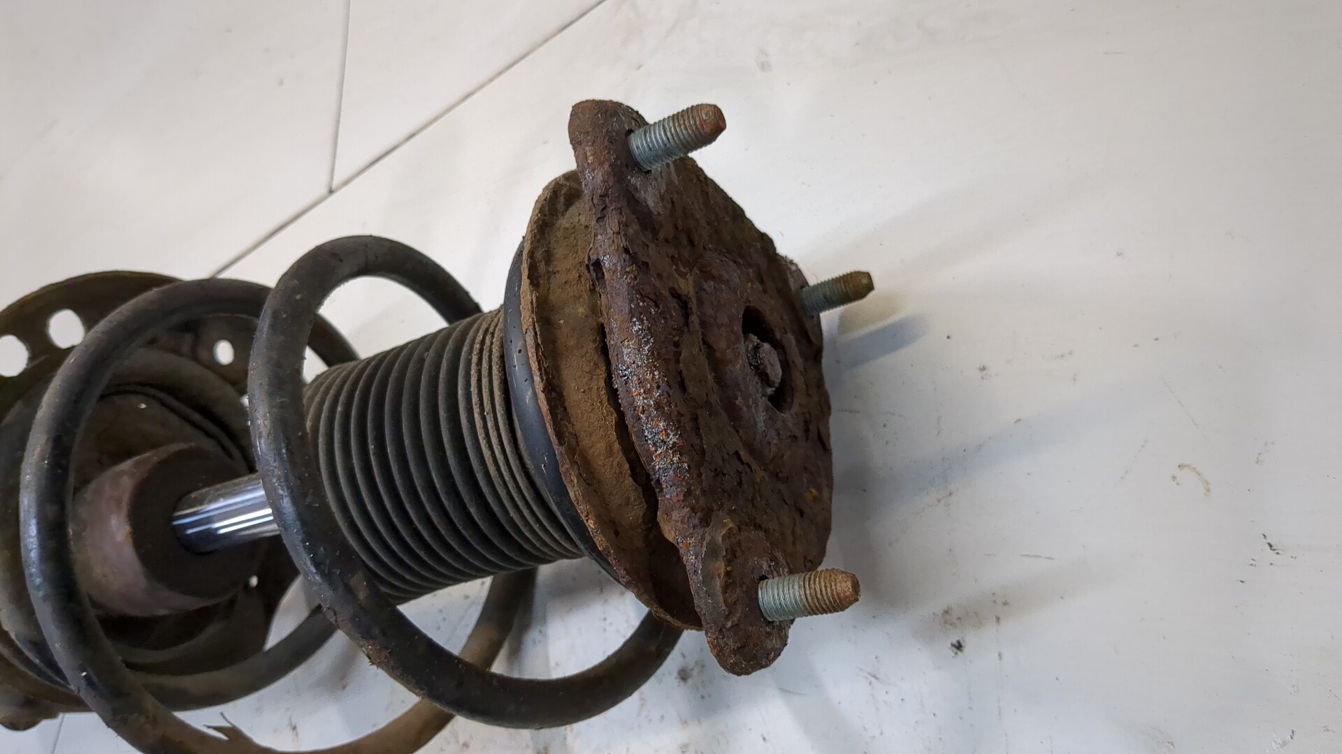 Амортизатор передний правый