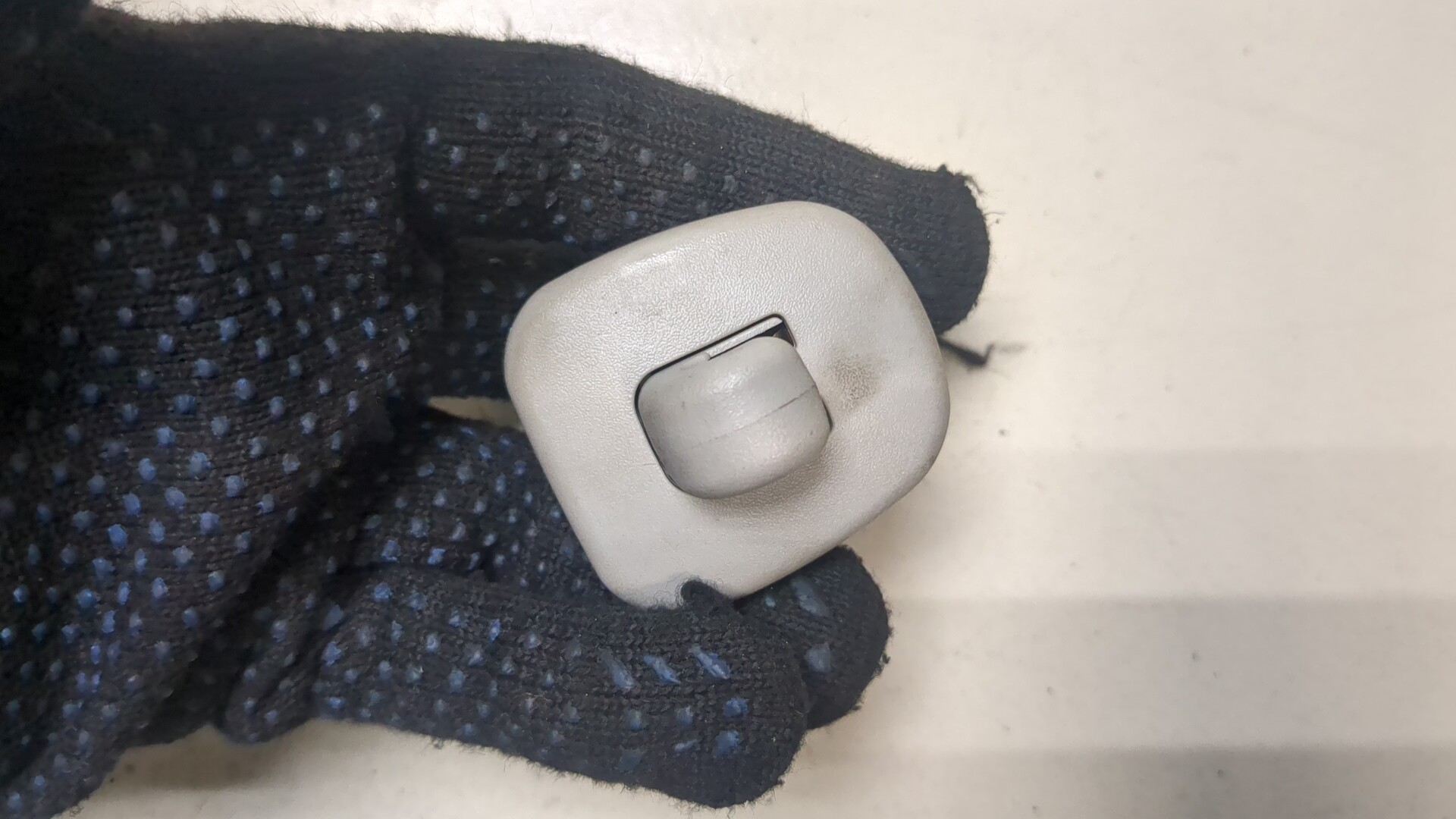 Кронштейн солнцезащитного козырька