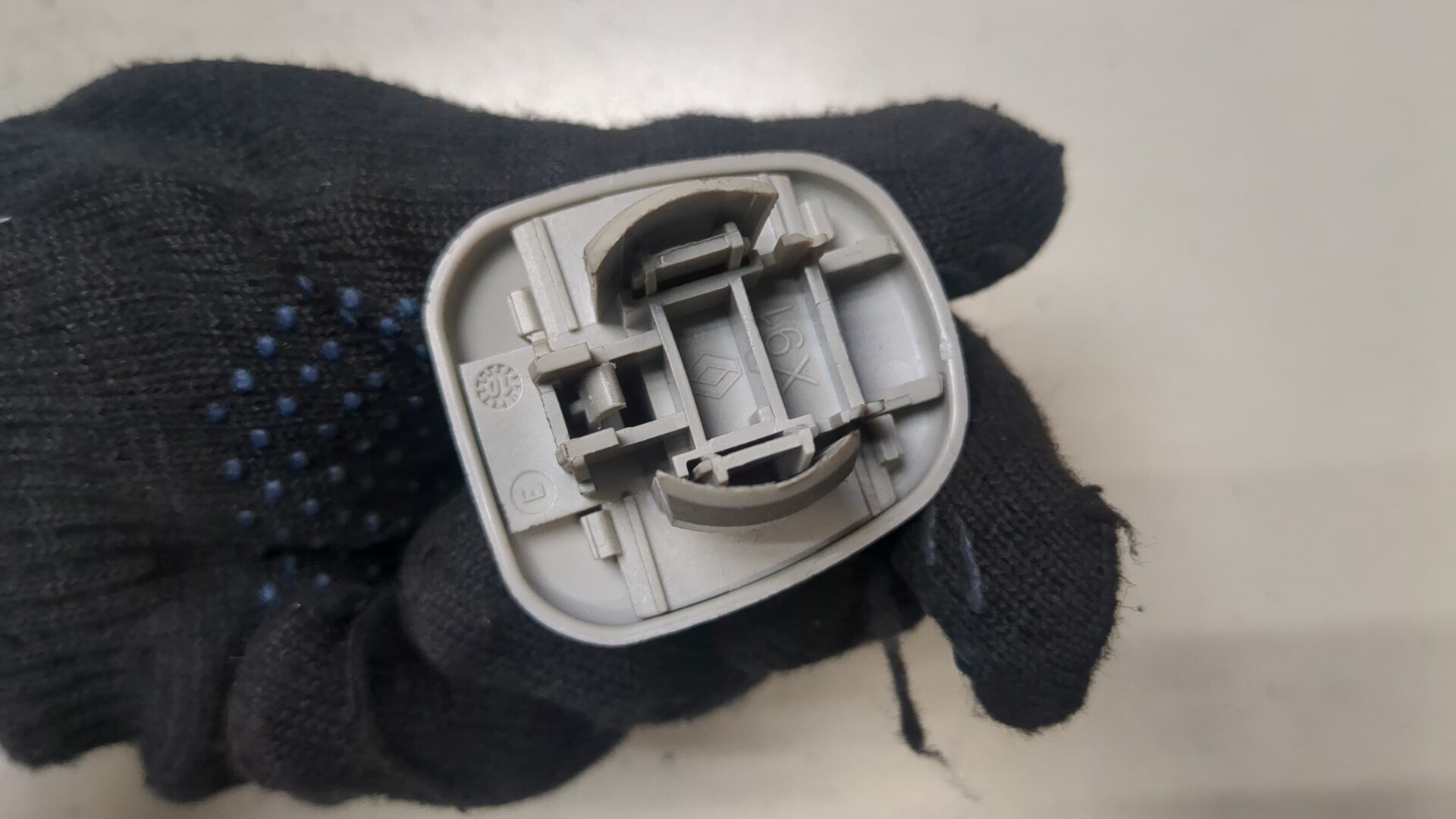 Кронштейн солнцезащитного козырька