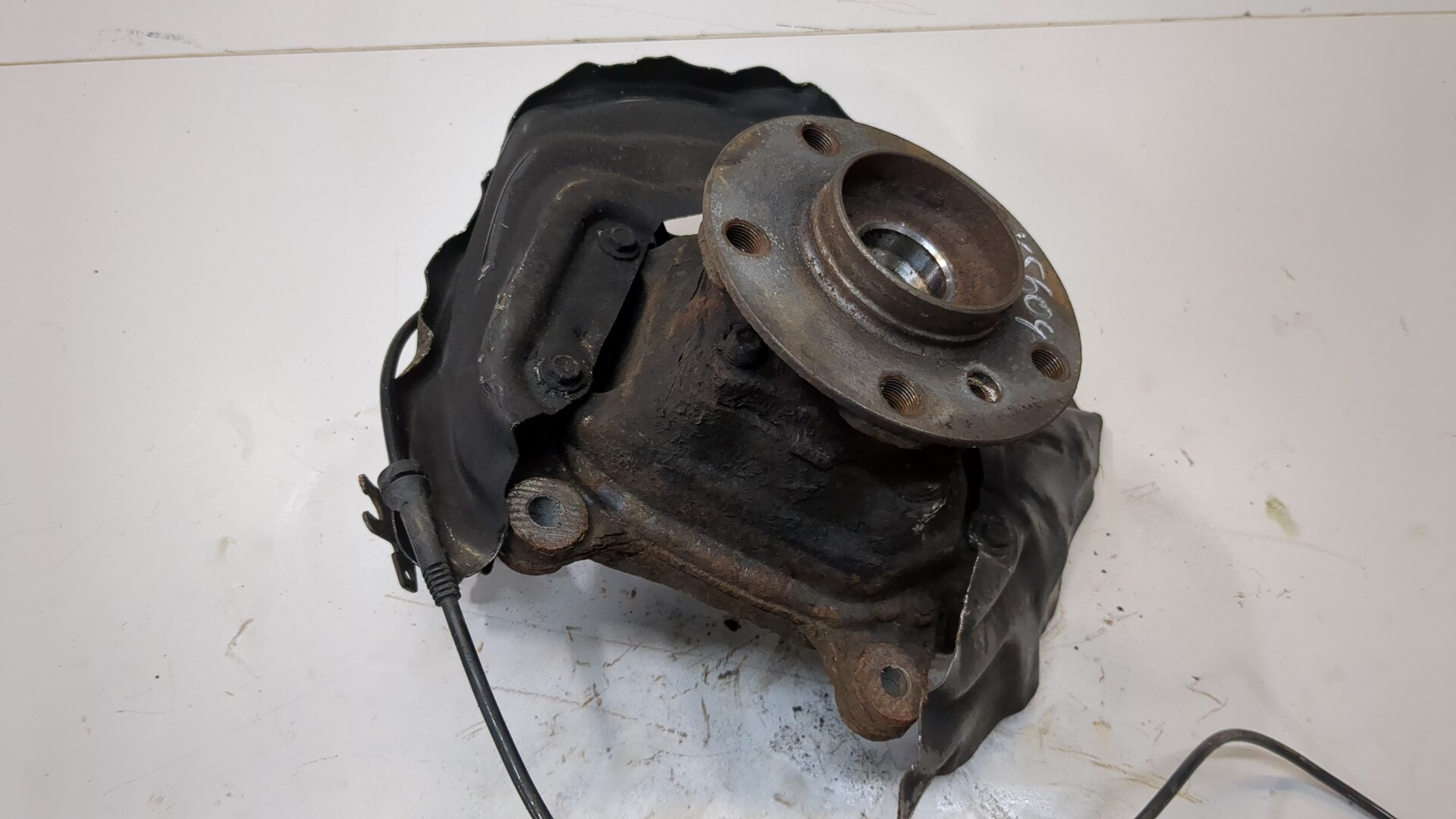 Кулак поворотный передний правый