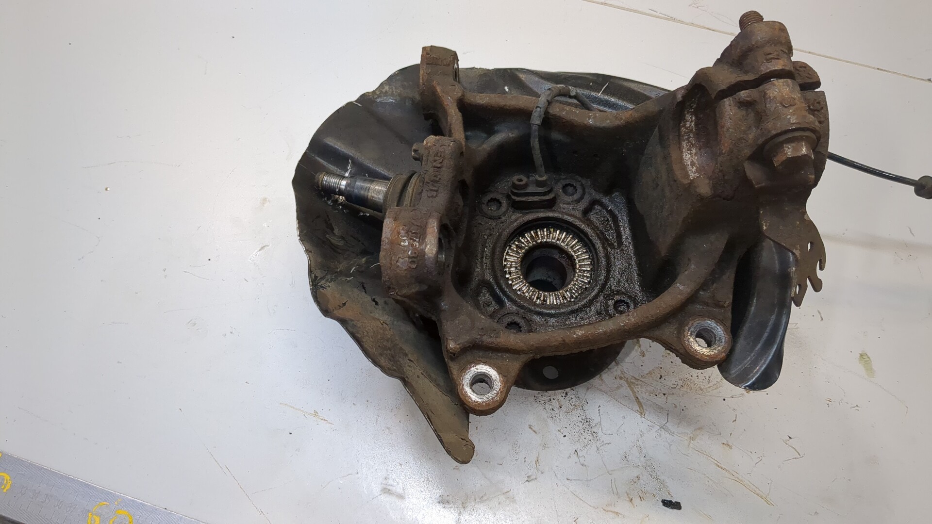 Кулак поворотный передний правый