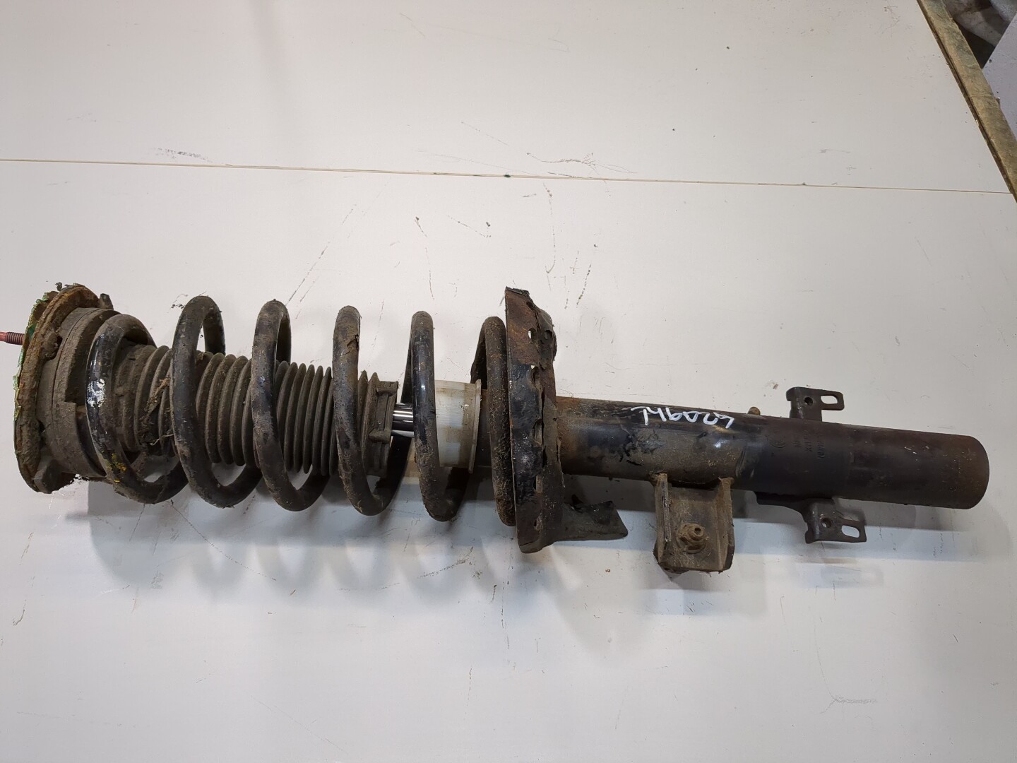 Амортизатор задний левый