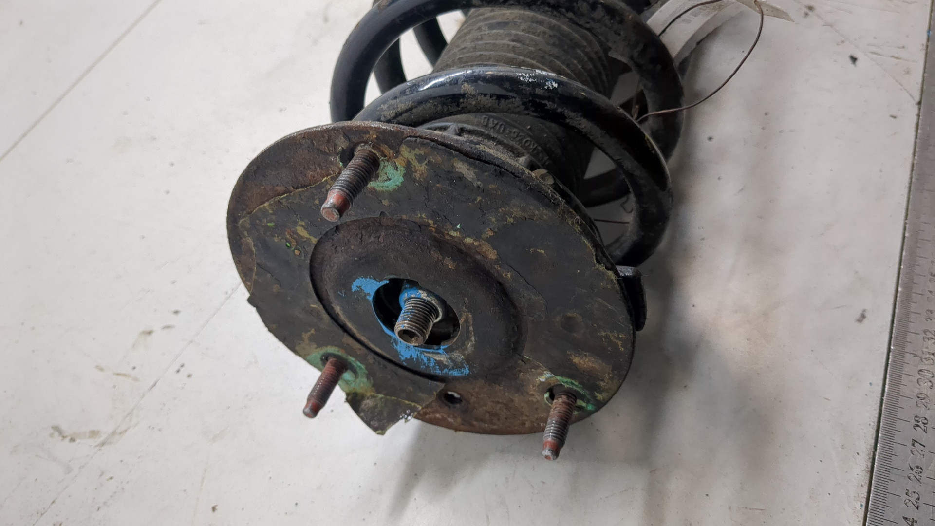 Амортизатор задний левый