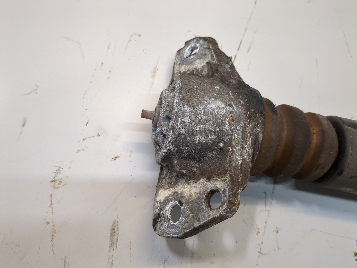 Амортизатор задний правый