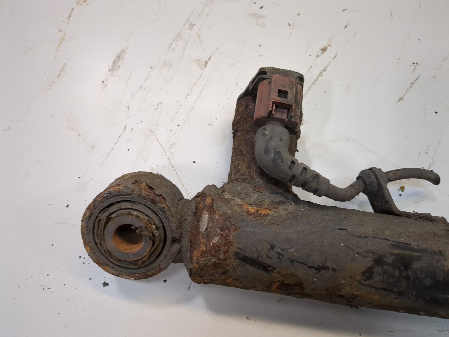 Амортизатор задний левый