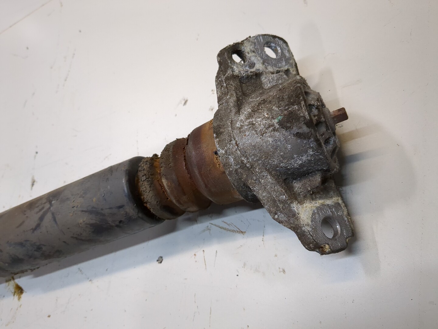 Амортизатор задний левый