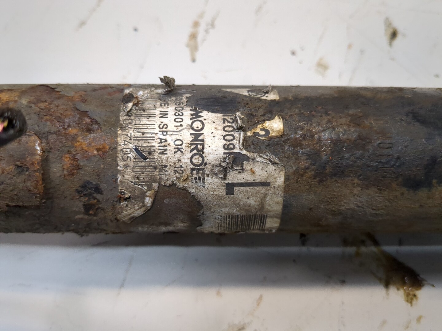 Амортизатор задний левый