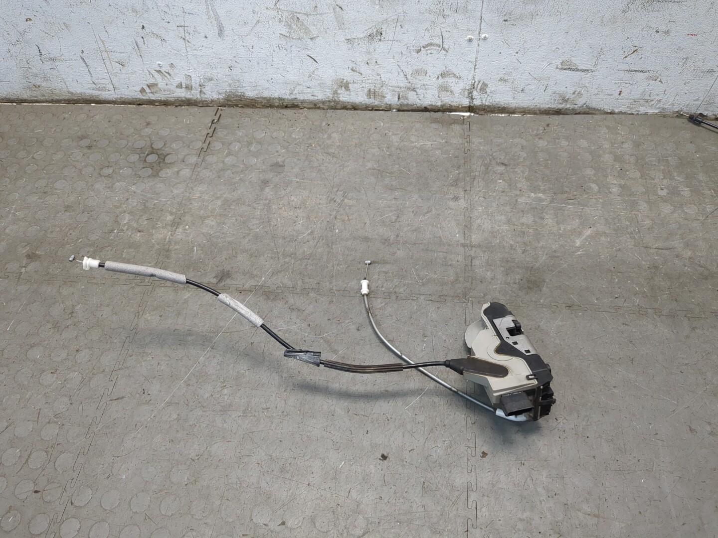 Замок двери передней правой