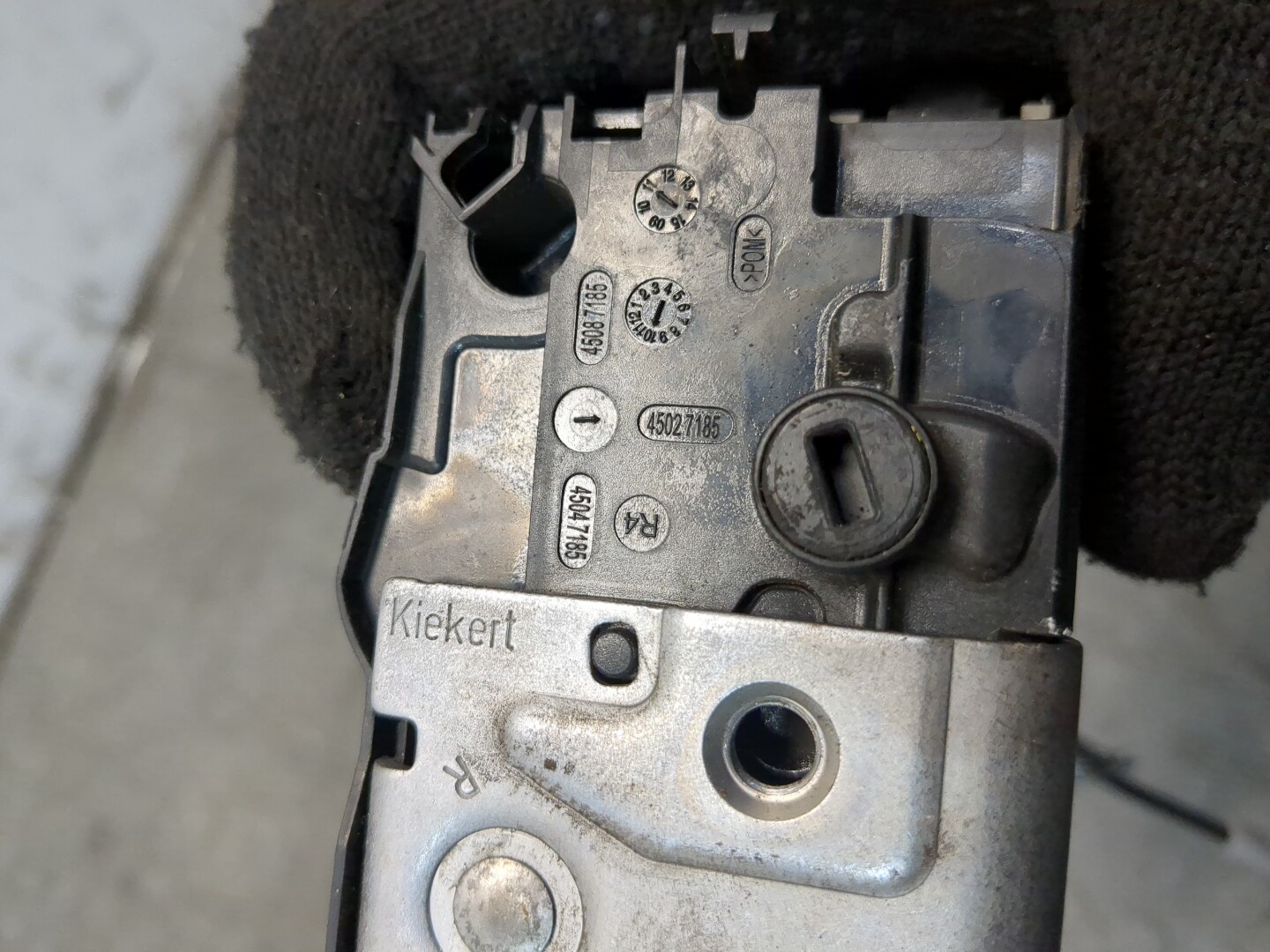 Замок двери передней правой