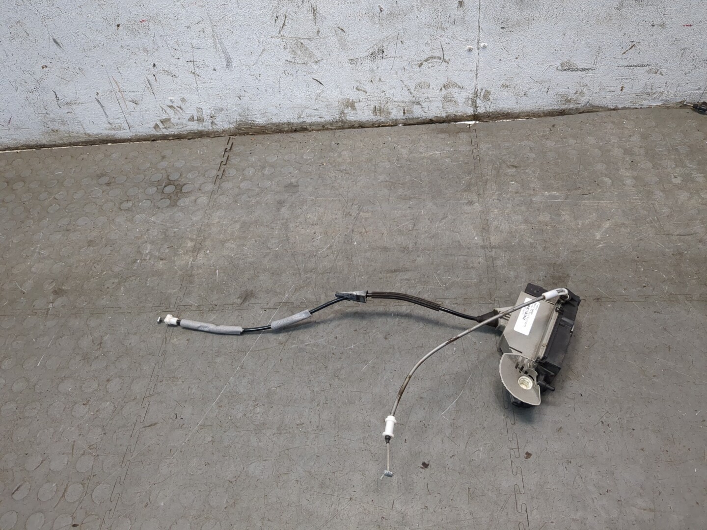 Замок двери передней правой