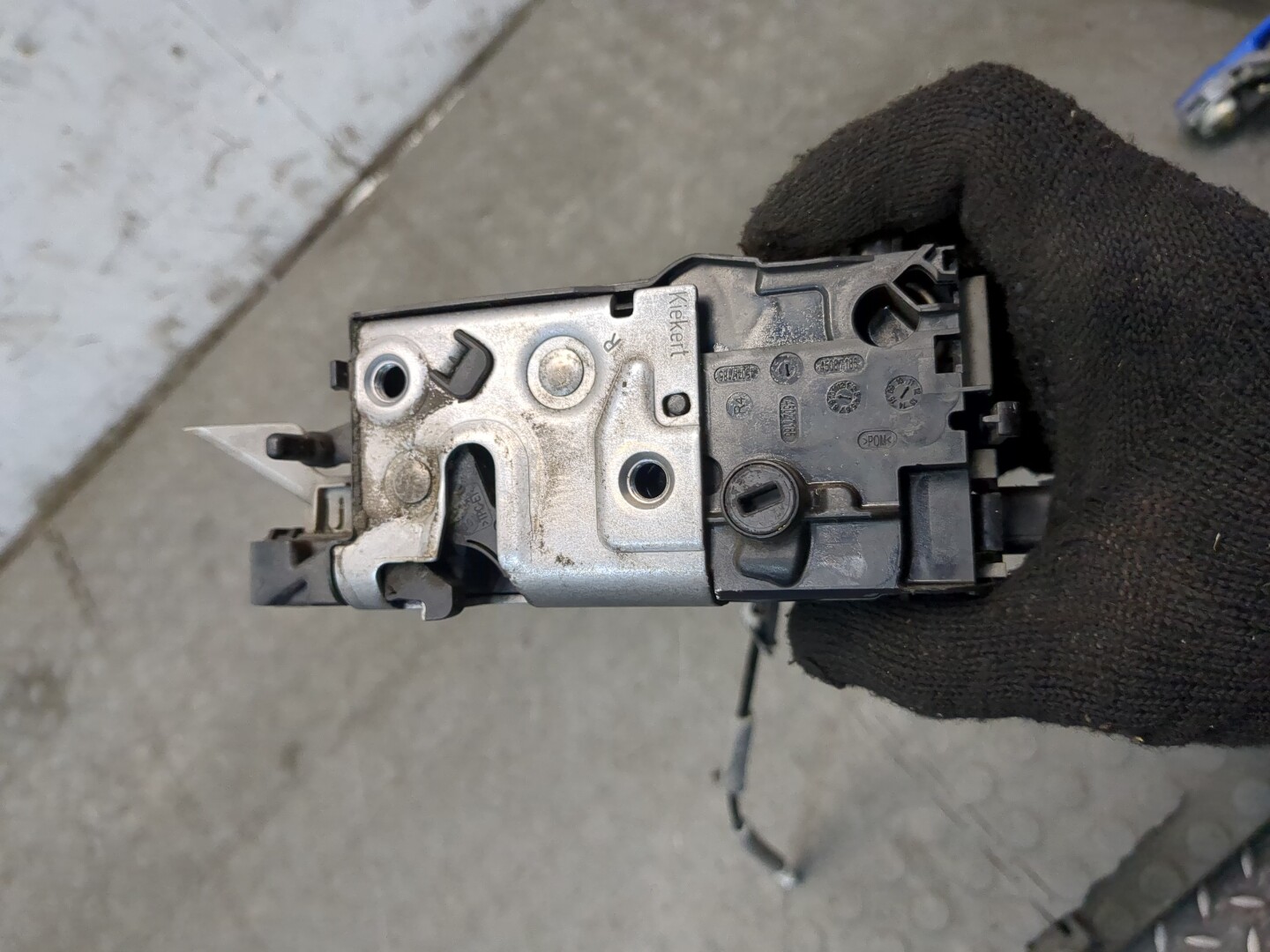 Замок двери передней правой