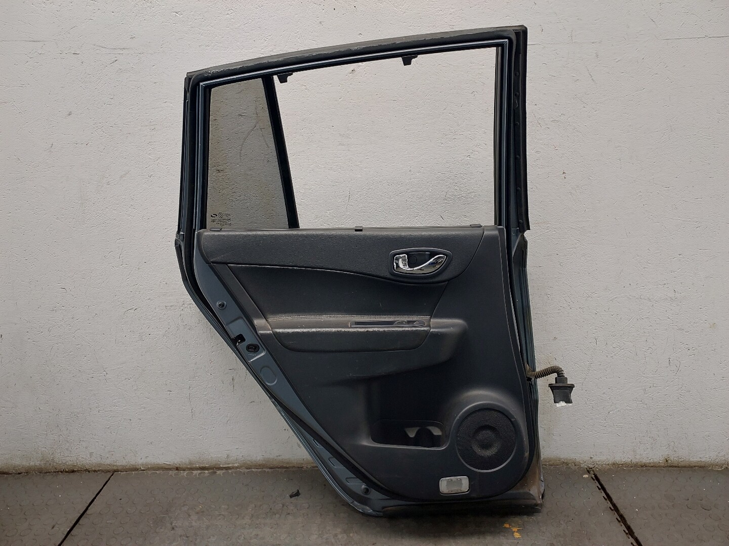 Дверь задняя левая