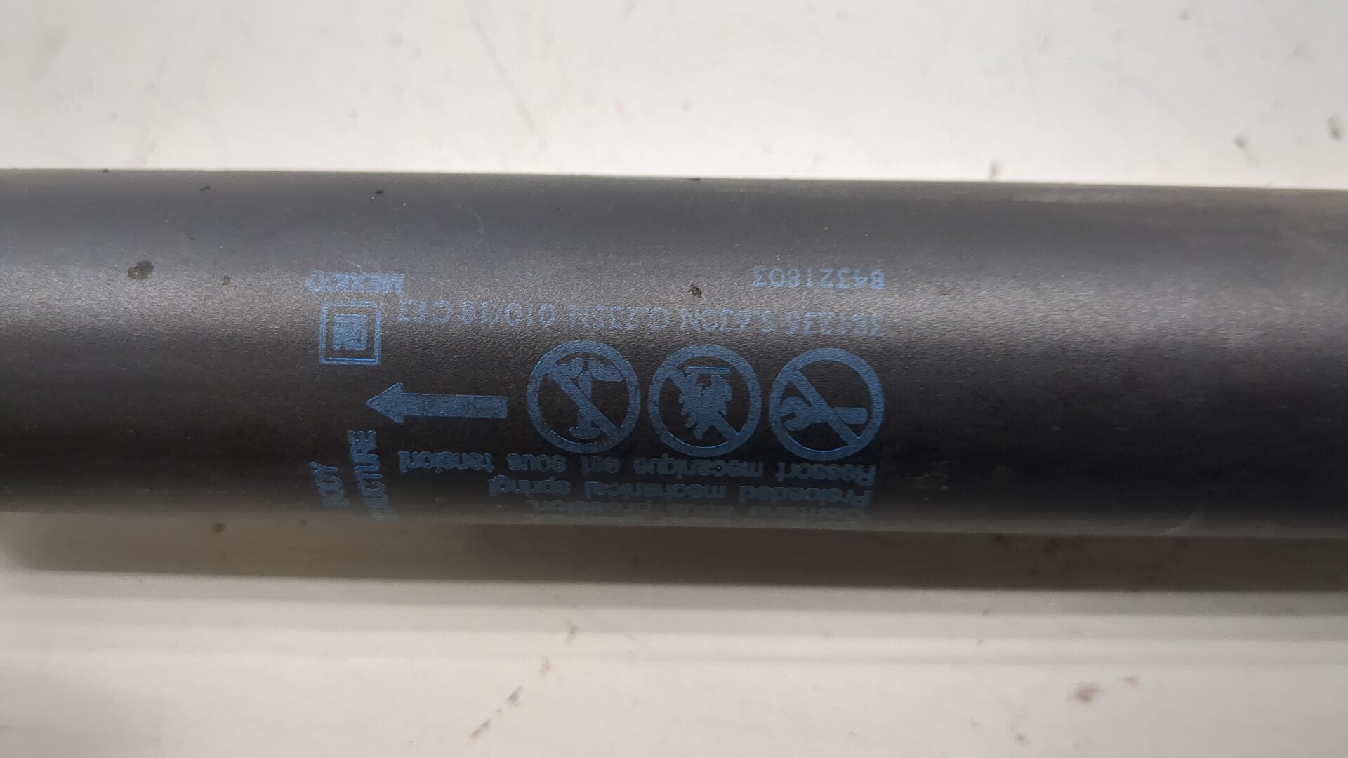 Амортизатор крышки багажника