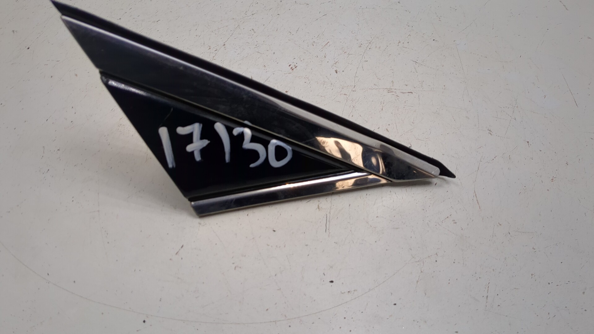 Накладка переднего крыла правого