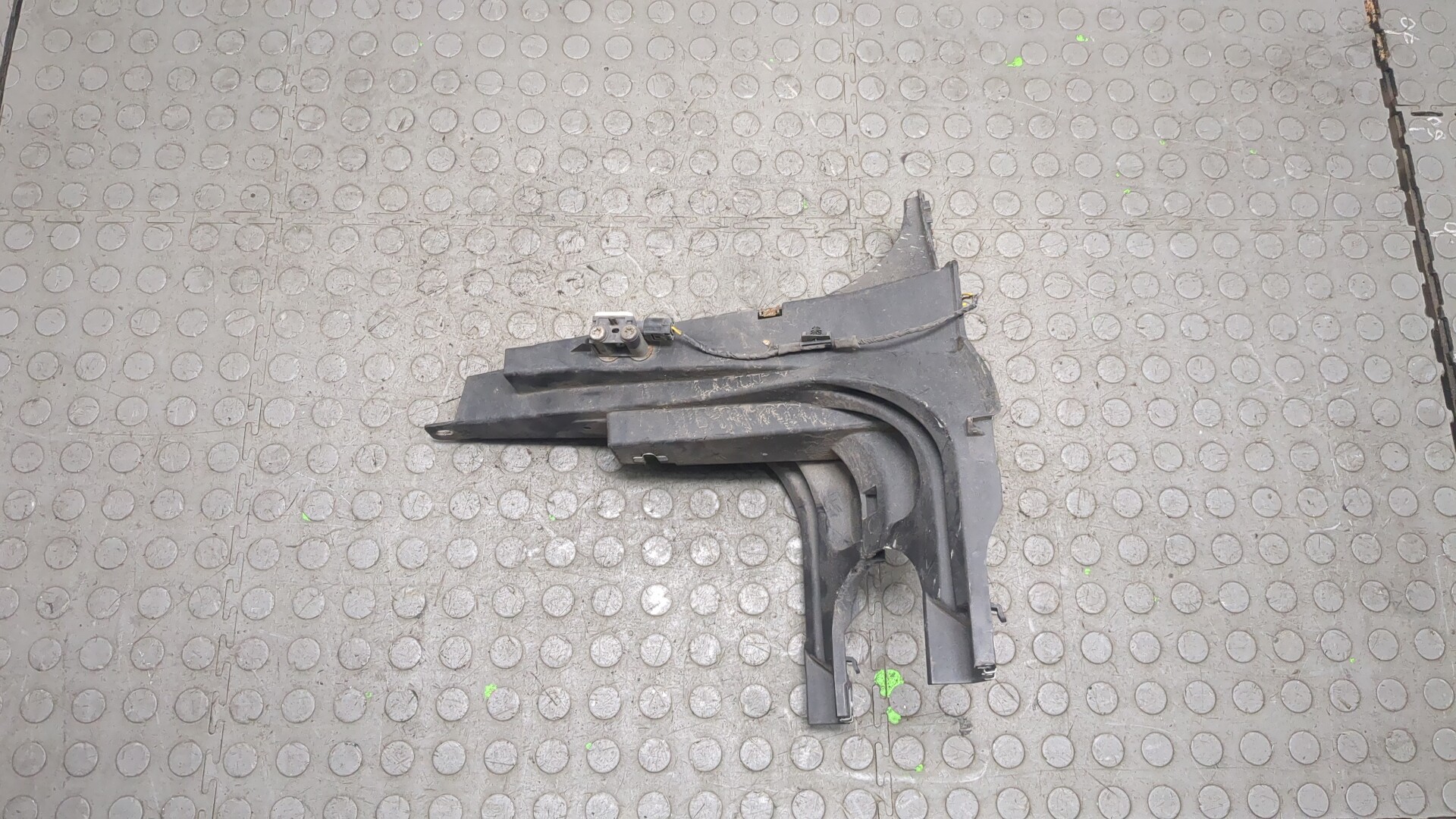 Кронштейн фар левый