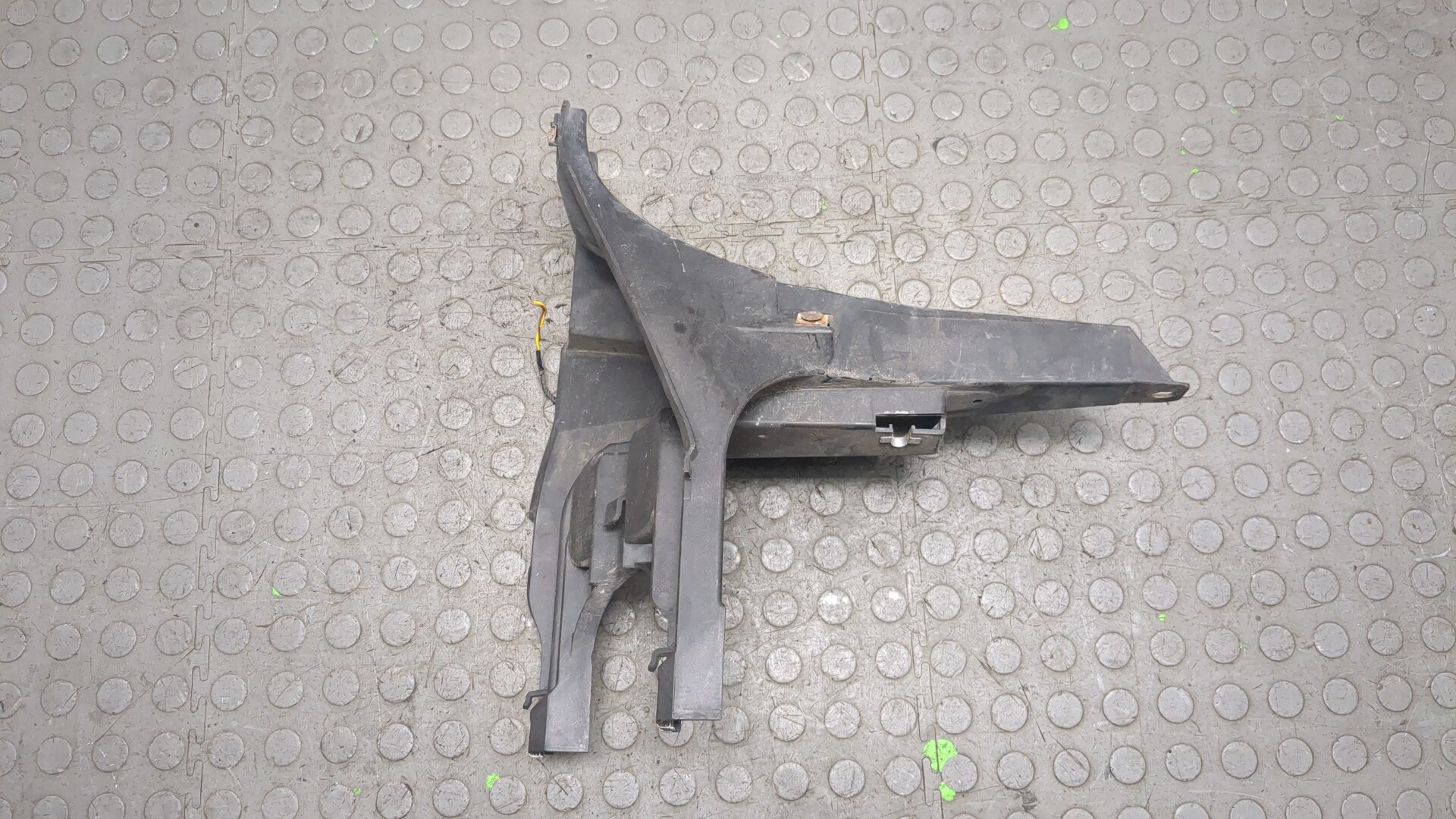 Кронштейн фар левый