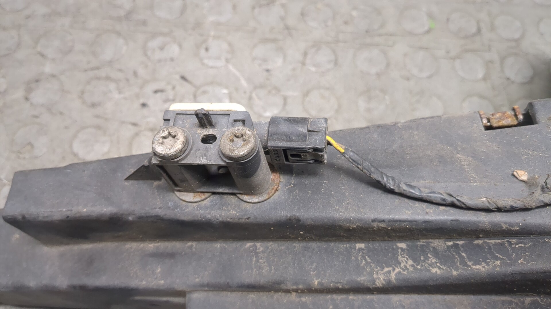 Кронштейн фар левый