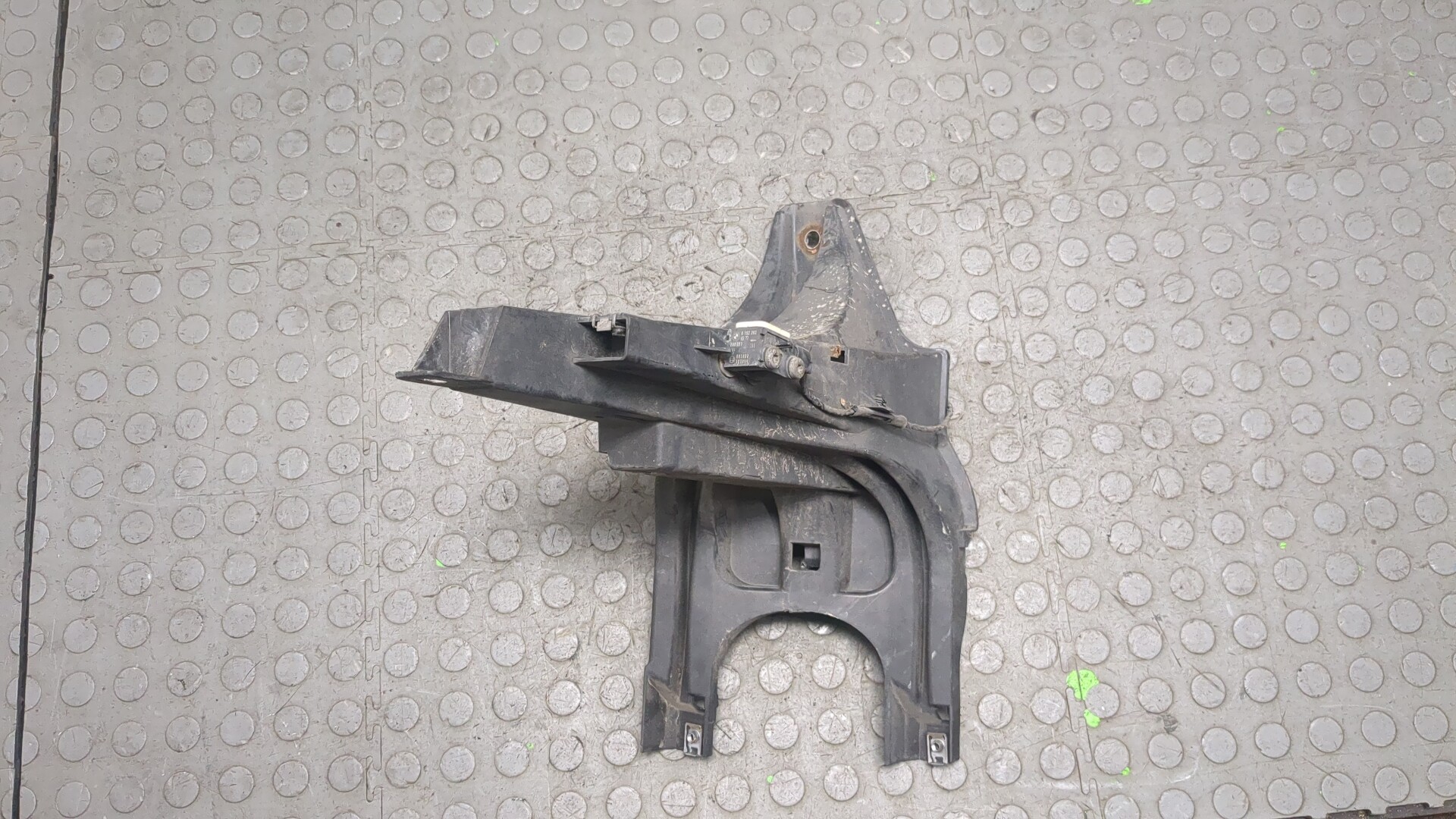 Кронштейн фар левый