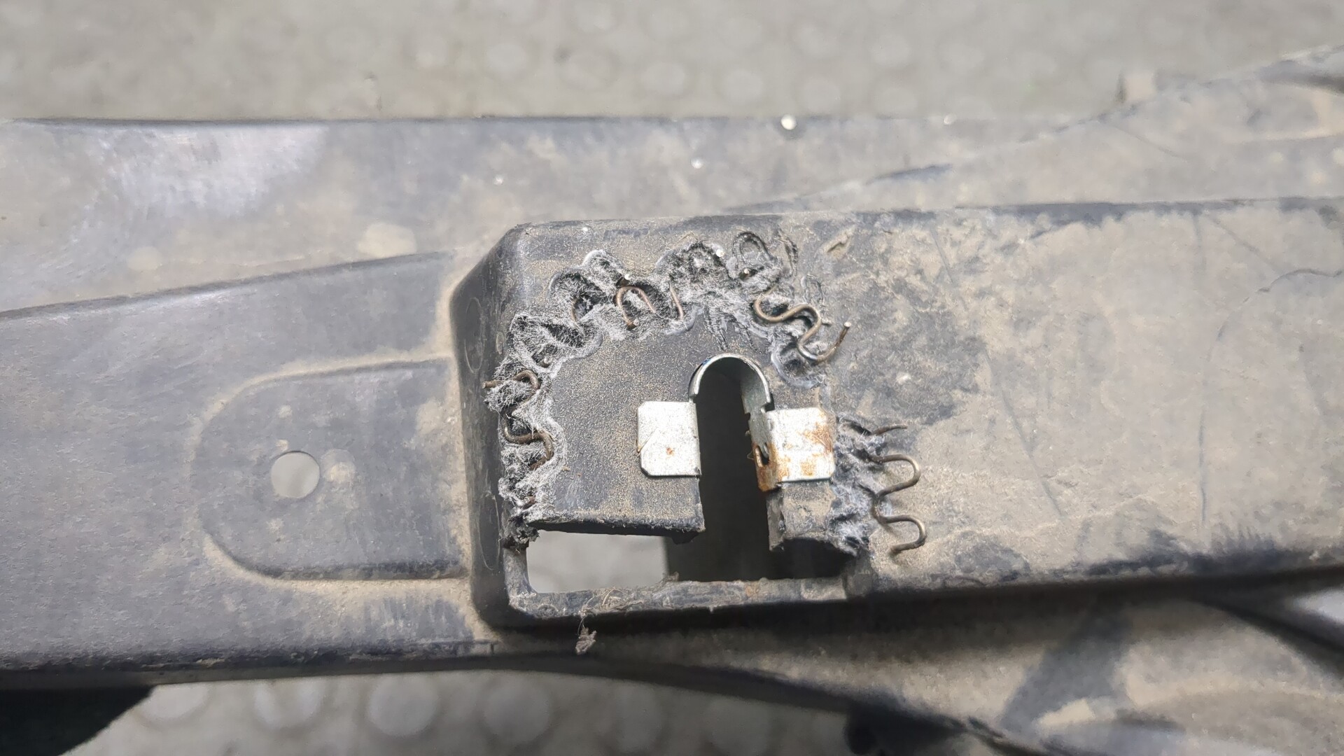 Кронштейн фар правый