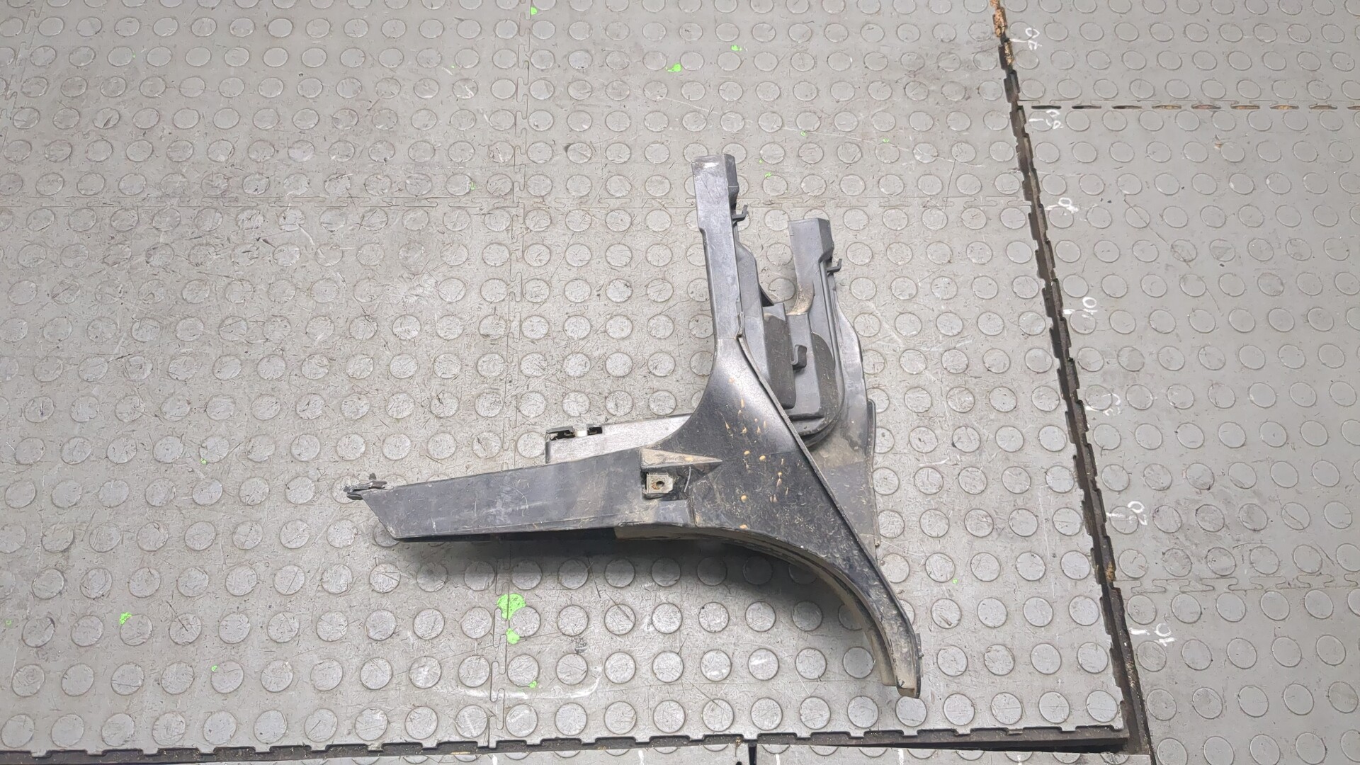 Кронштейн фар правый