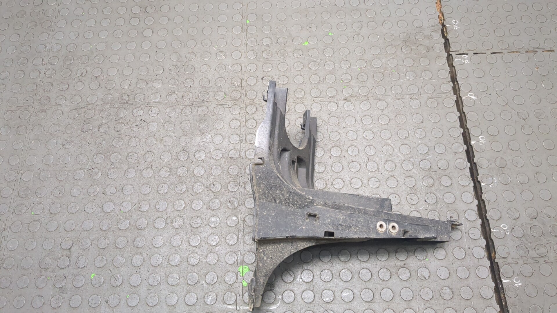 Кронштейн фар правый