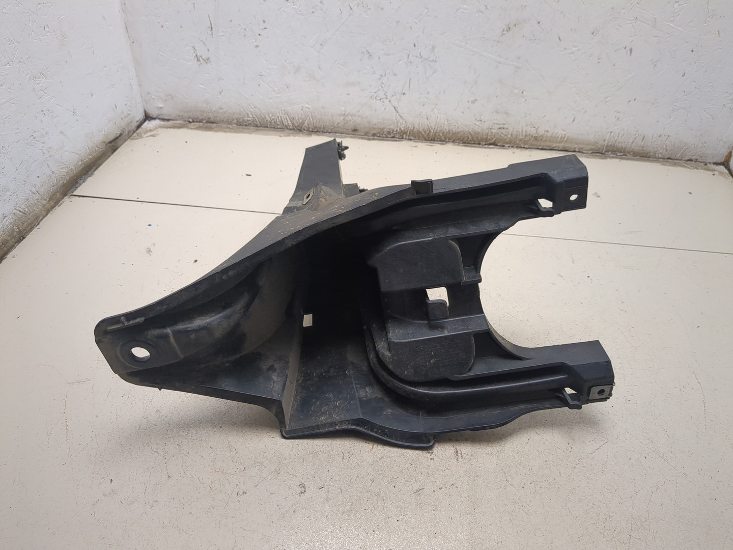 Кронштейн фар правый