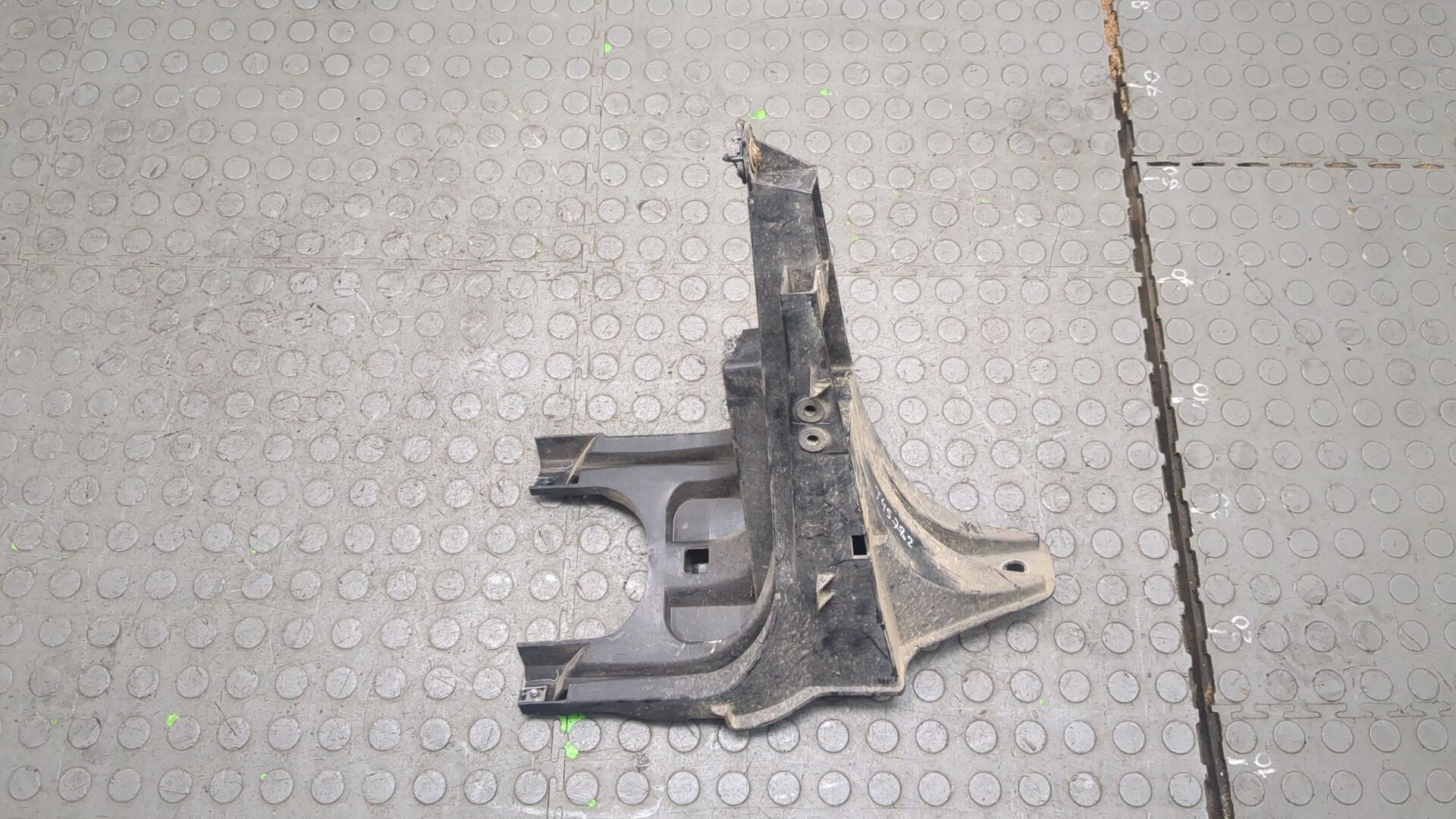 Кронштейн фар правый