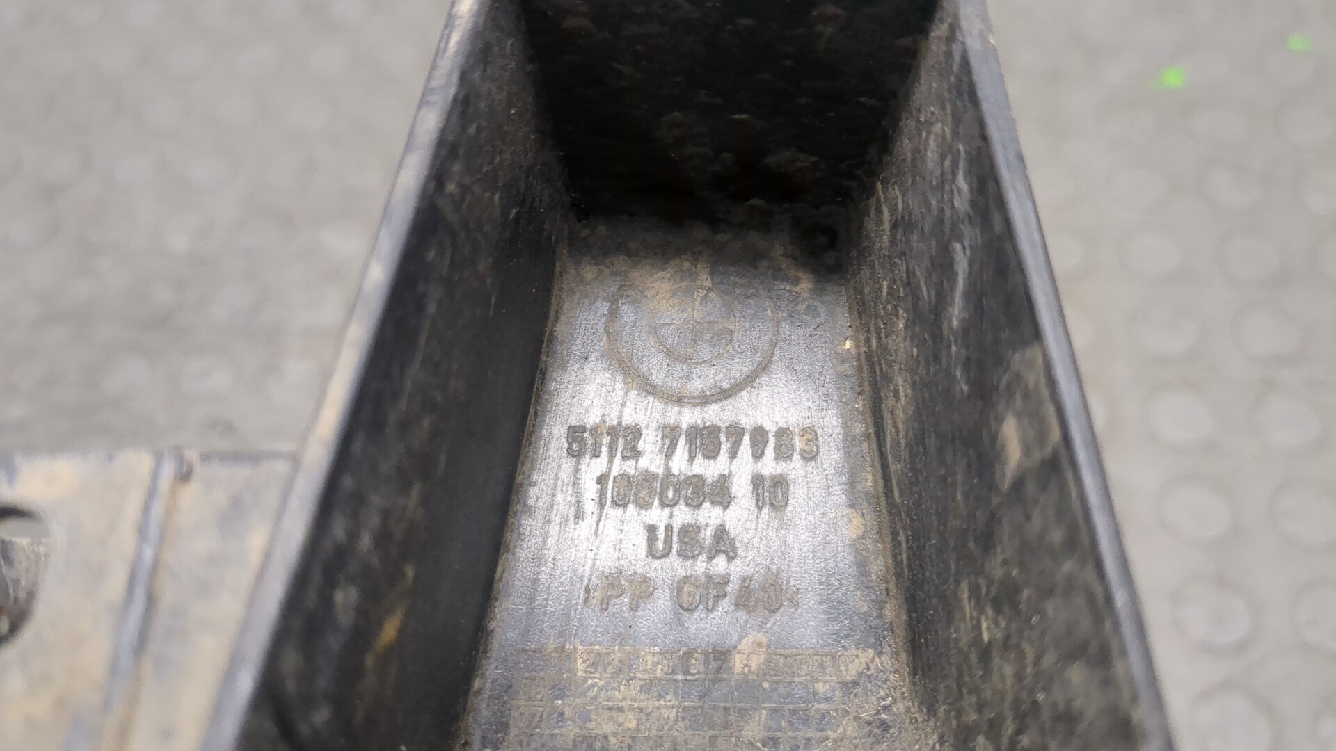 Кронштейн фар правый