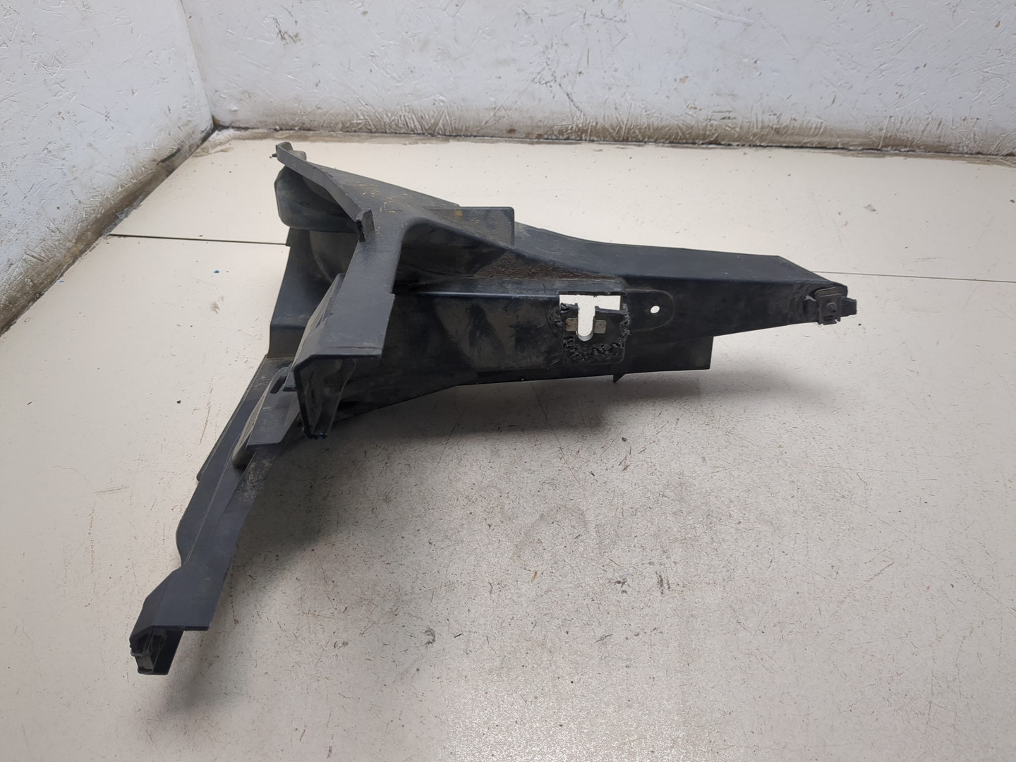 Кронштейн фар правый