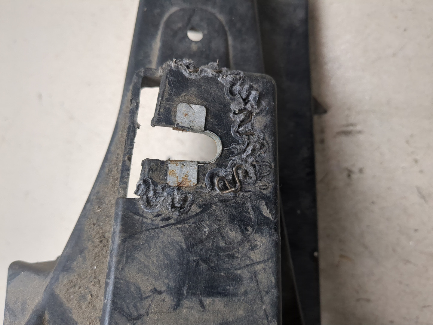 Кронштейн фар правый