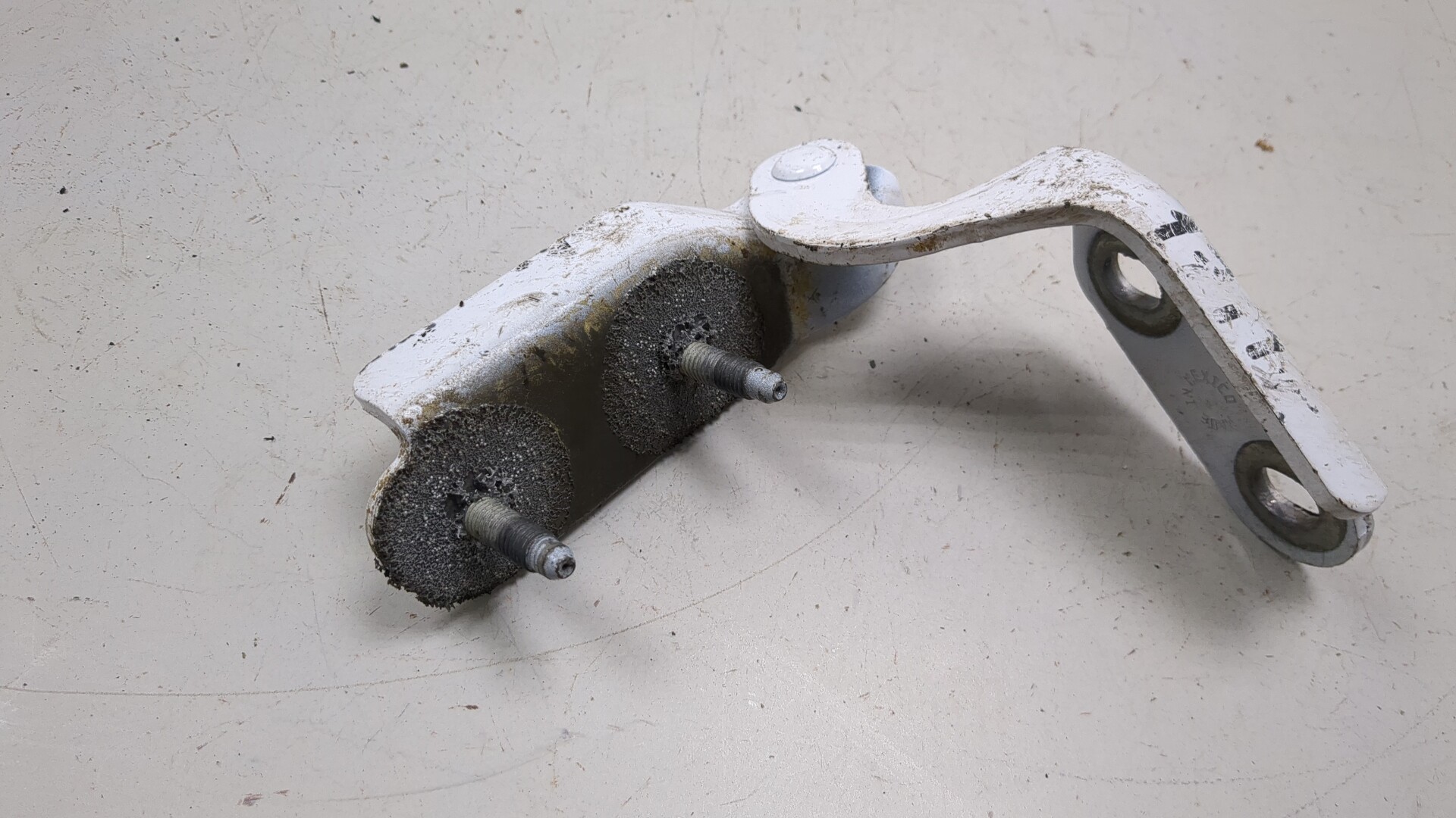 Петля двери